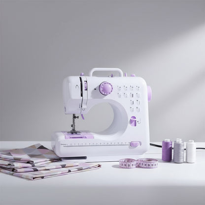 Machine à coudre blanche et violette posée sur une table blanche avec tissus et bobines, éclairage studio moderne.